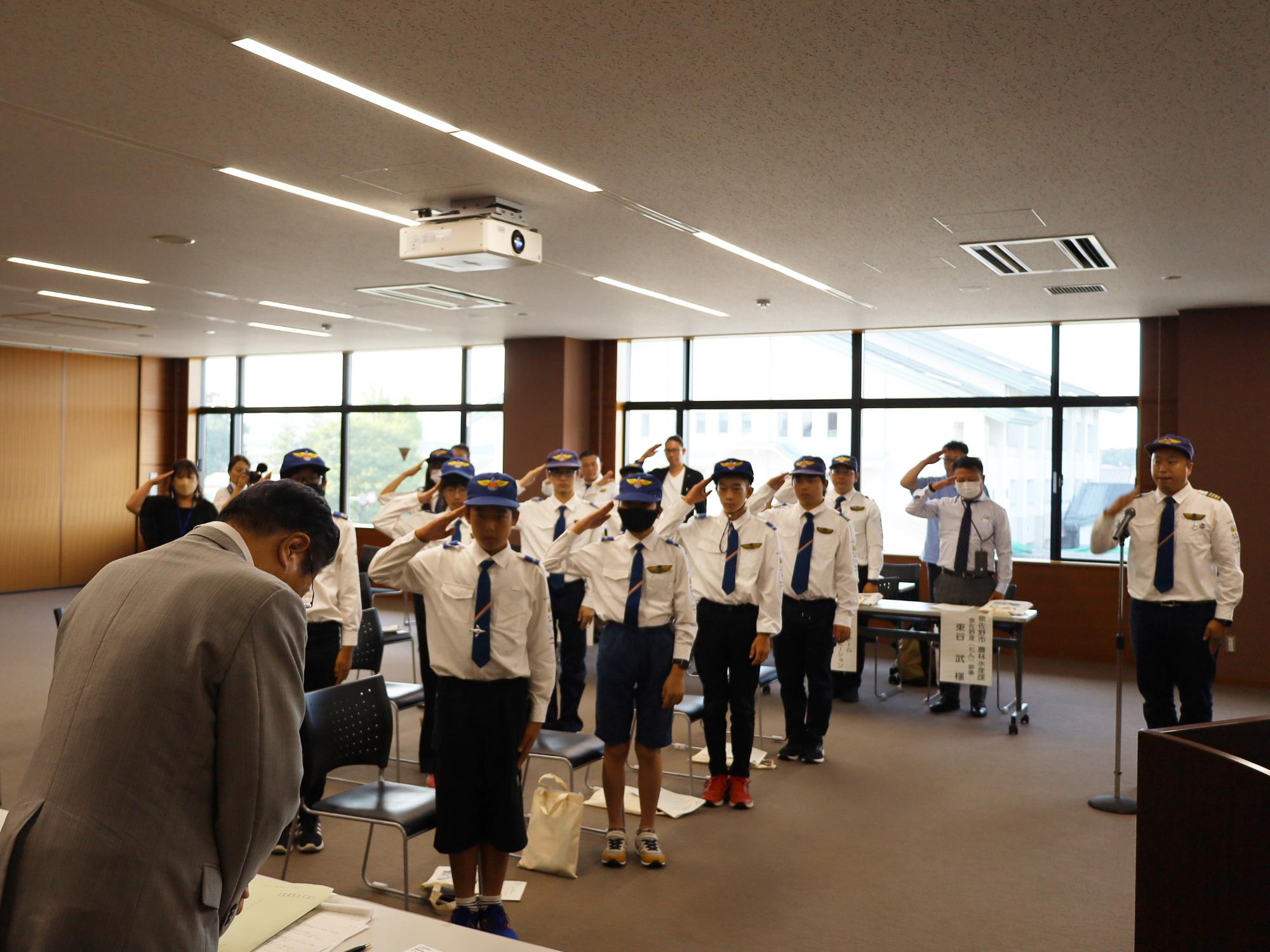 泉佐野市関西航空少年団表敬訪問の様子