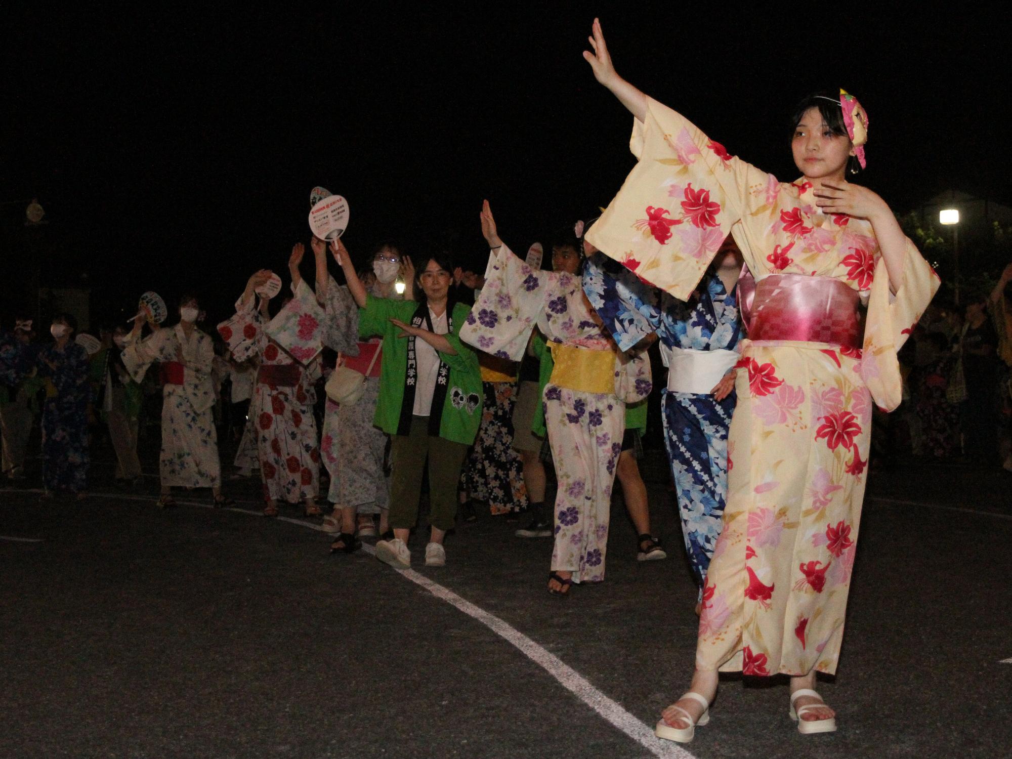 相馬盆踊り大会で参加者らが浴衣を着て元気に踊る様子