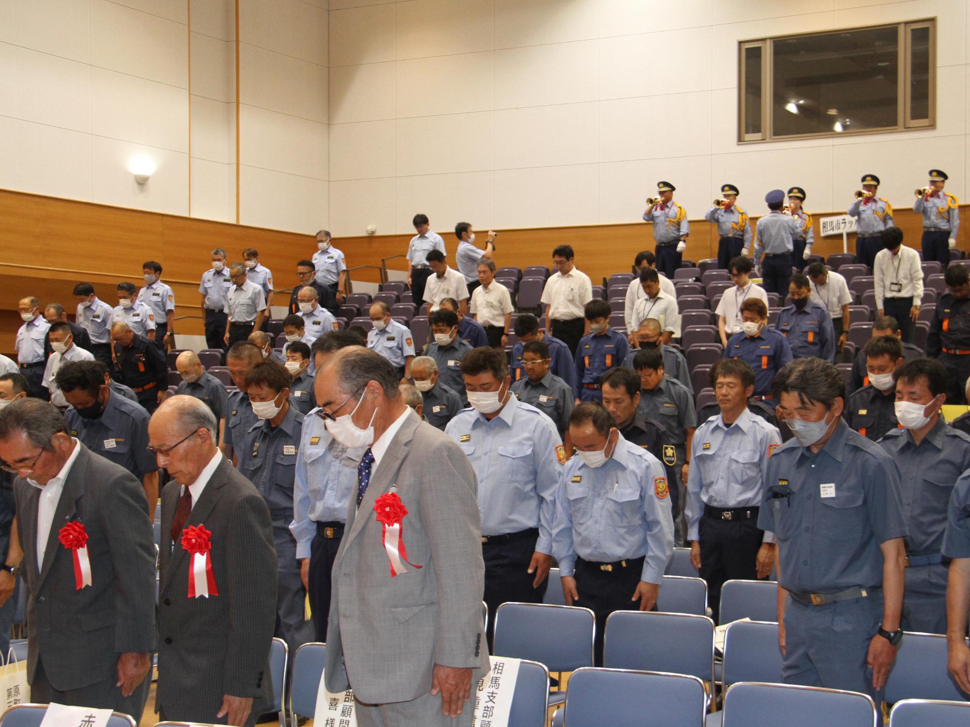 県消防協会相馬支部幹部大会で、殉職した消防職団員に対し黙とうを捧げる様子