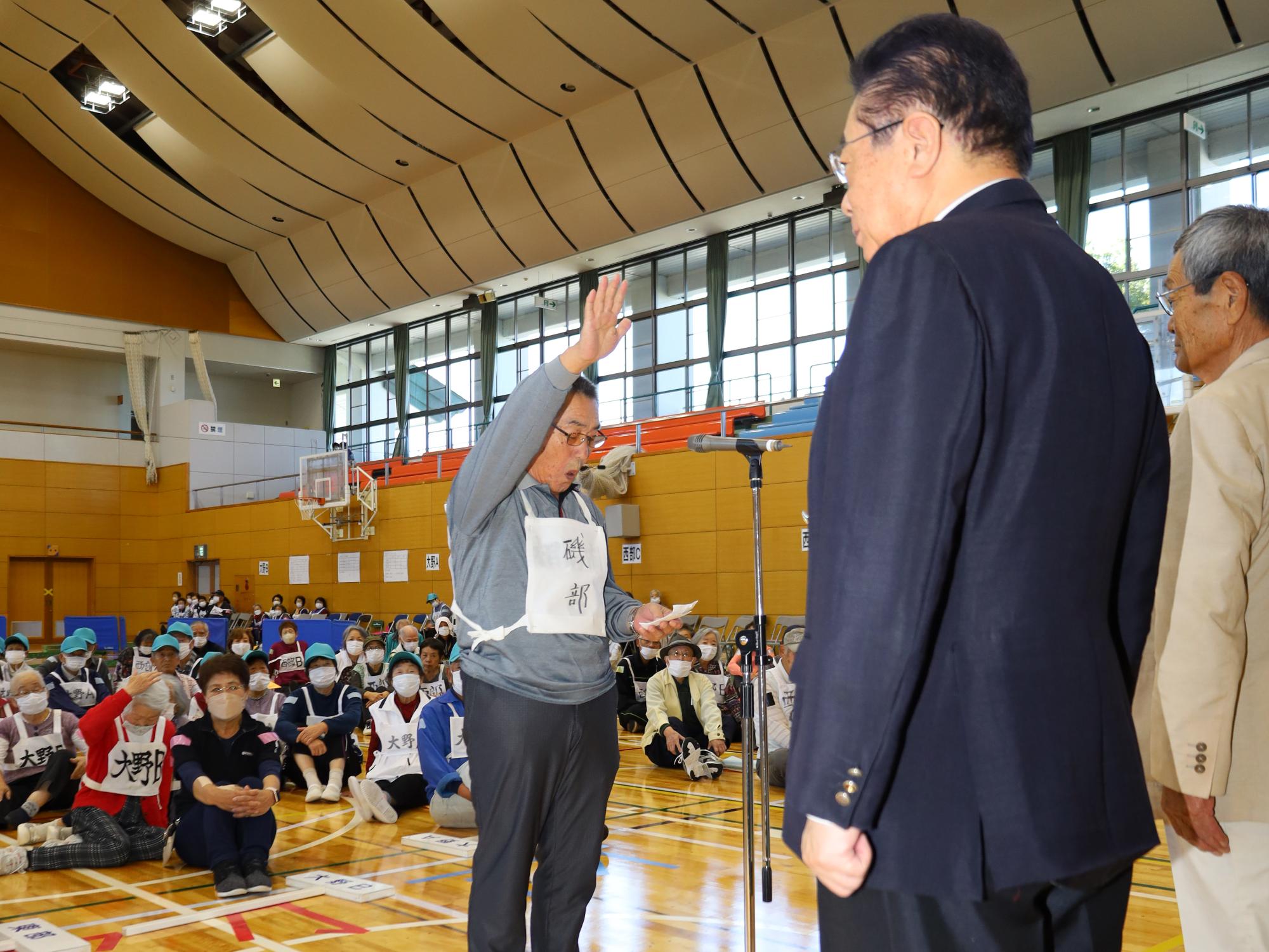 高齢者スポーツ大会で、選手宣誓をする佐藤一義さんの様子