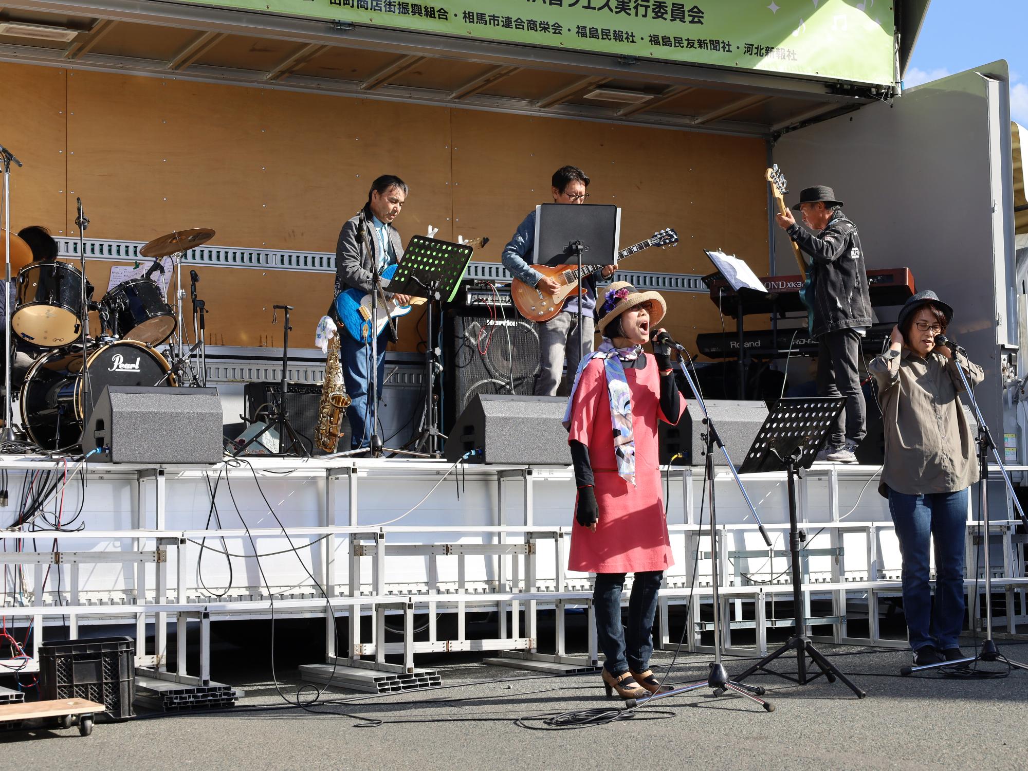 SOMA音フェスで市民グループがステージで演奏する様子
