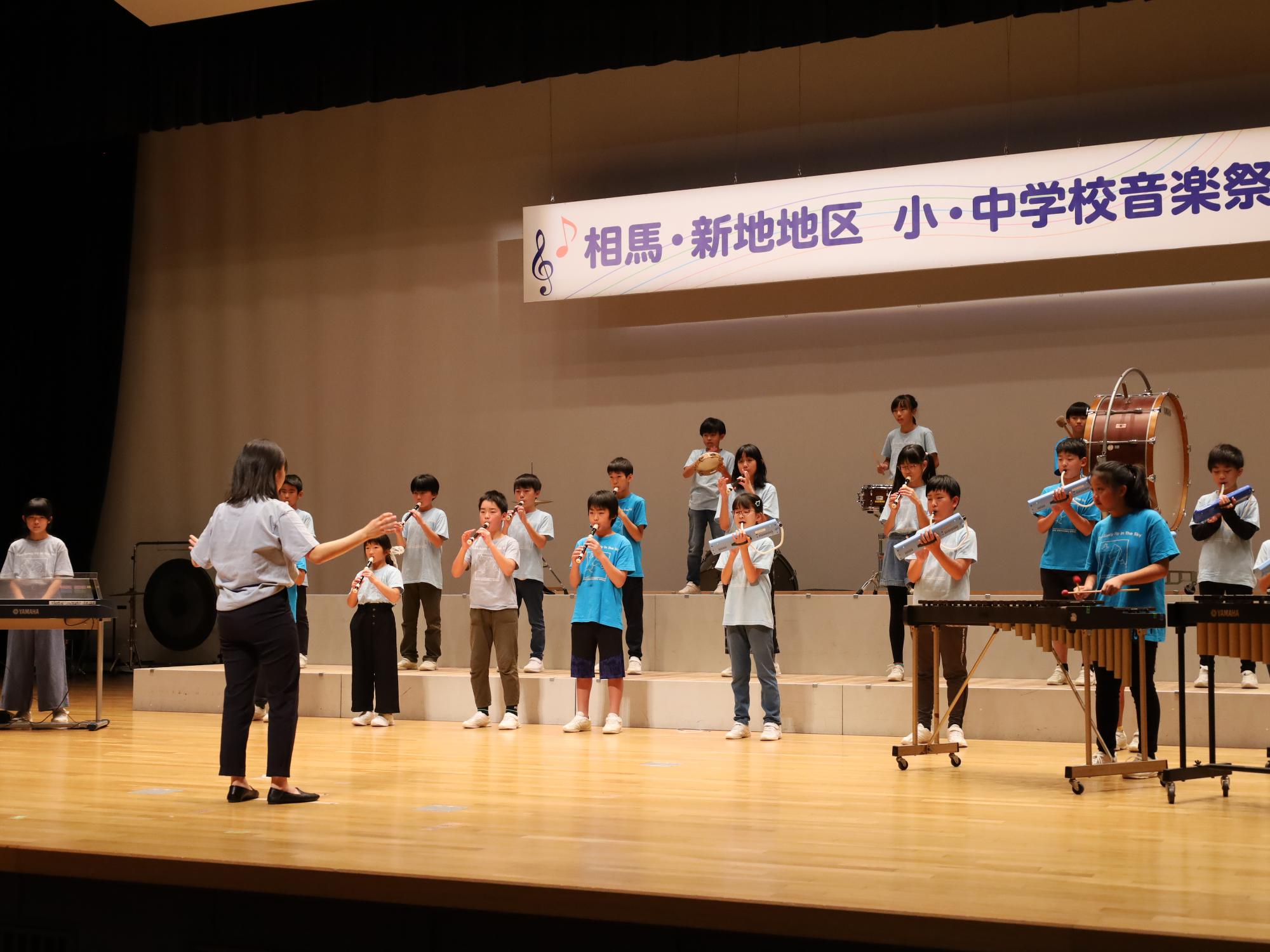 大野小学校の児童らが市民会館大ホールステージで合奏する様子