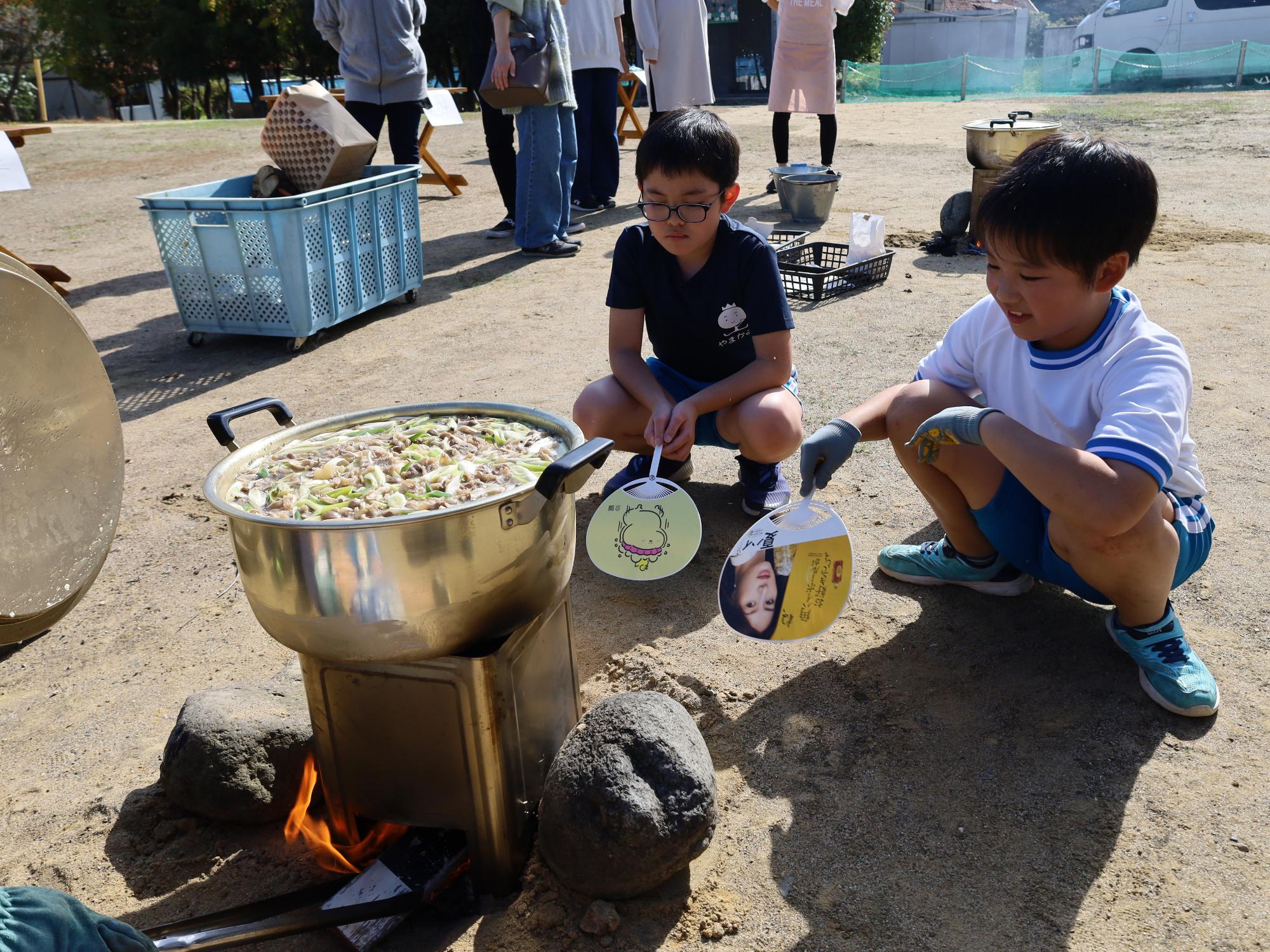 山上小学校芋煮会（防災非常食体験）で、児童がいも煮を調理する様子