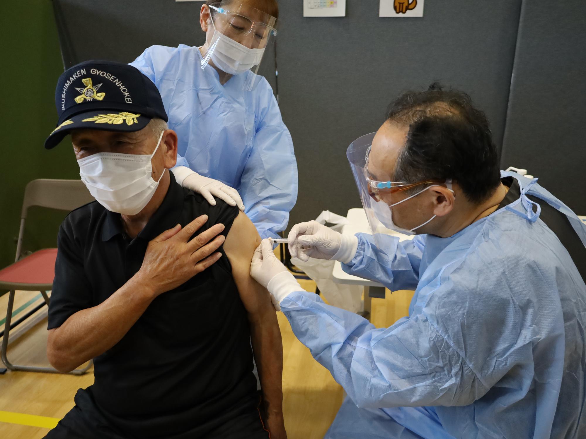 新型コロナワクチン令和5年秋開始接種で、市民が接種を受ける様子