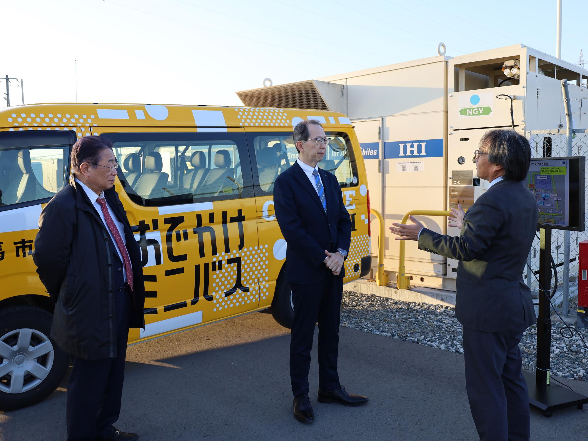 内堀雅雄県知事に対し、そうまIHIグリーンエネルギーセンターでグリーンメタンバスの運用に関する説明をする様子