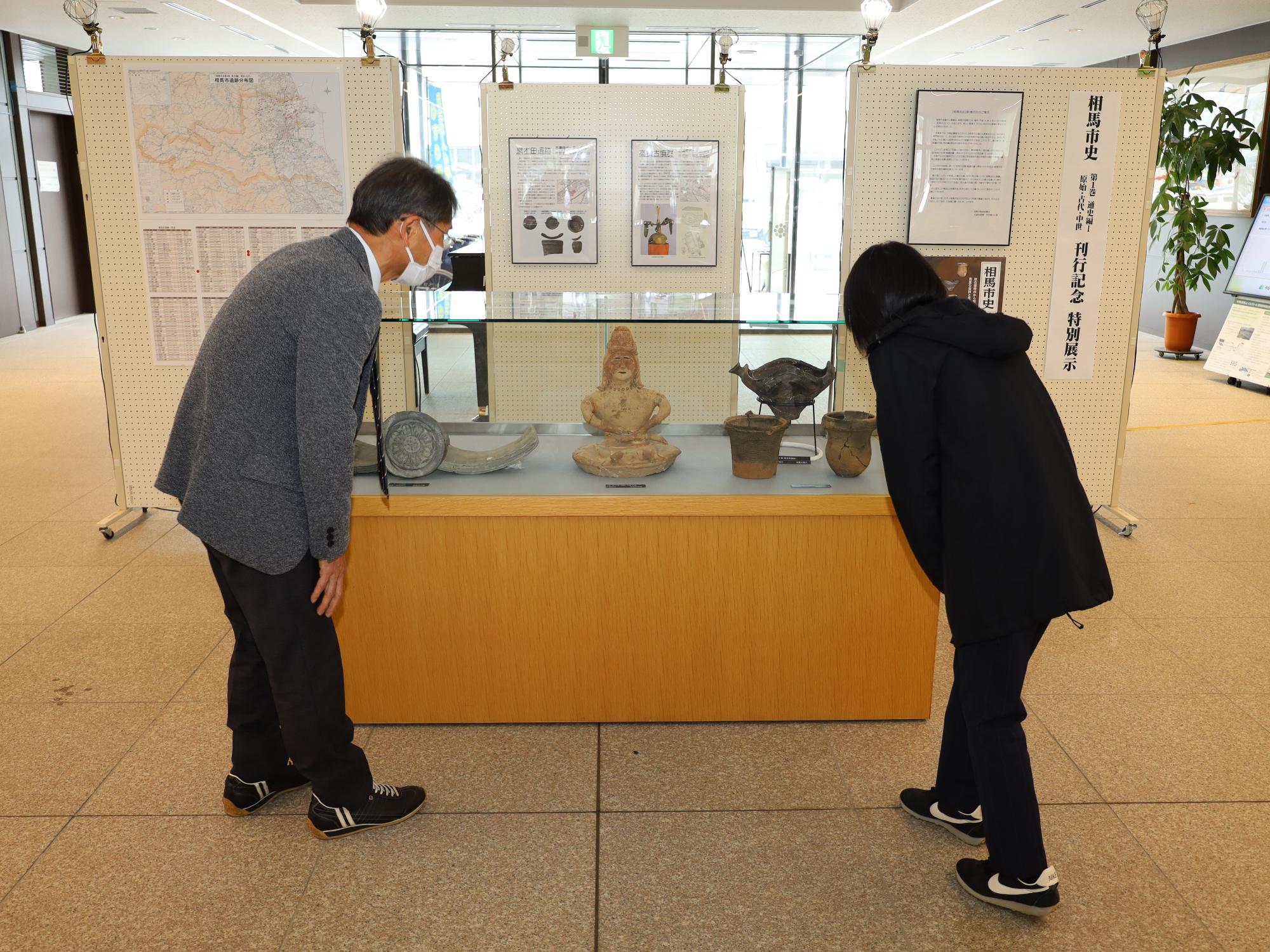 訪れた市民らが市内の主要な遺跡からの出土品の展示を観覧する様子
