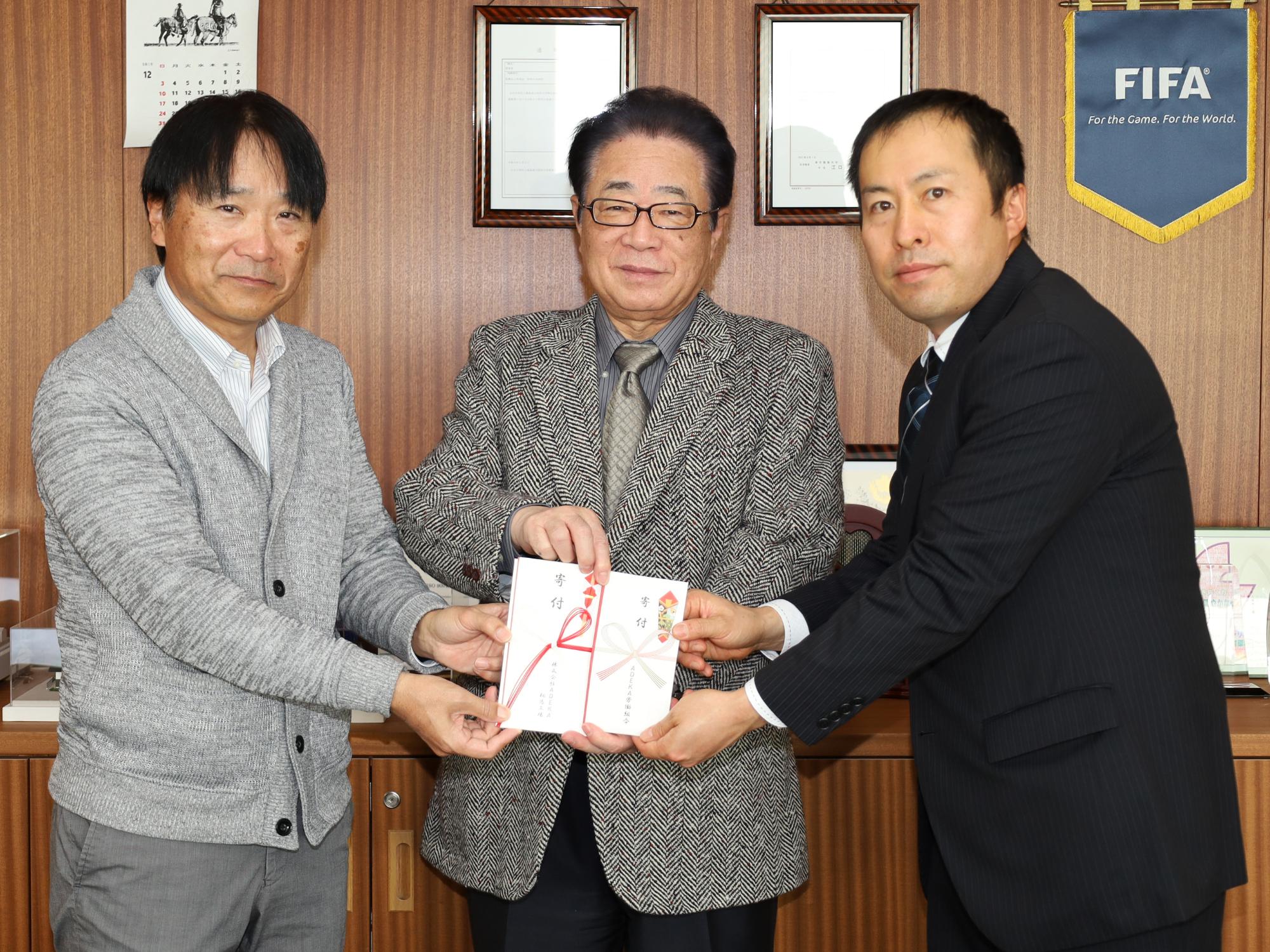 株式会社ADEKA相川雅司工場長らから、立谷市長に寄付を贈呈する様子