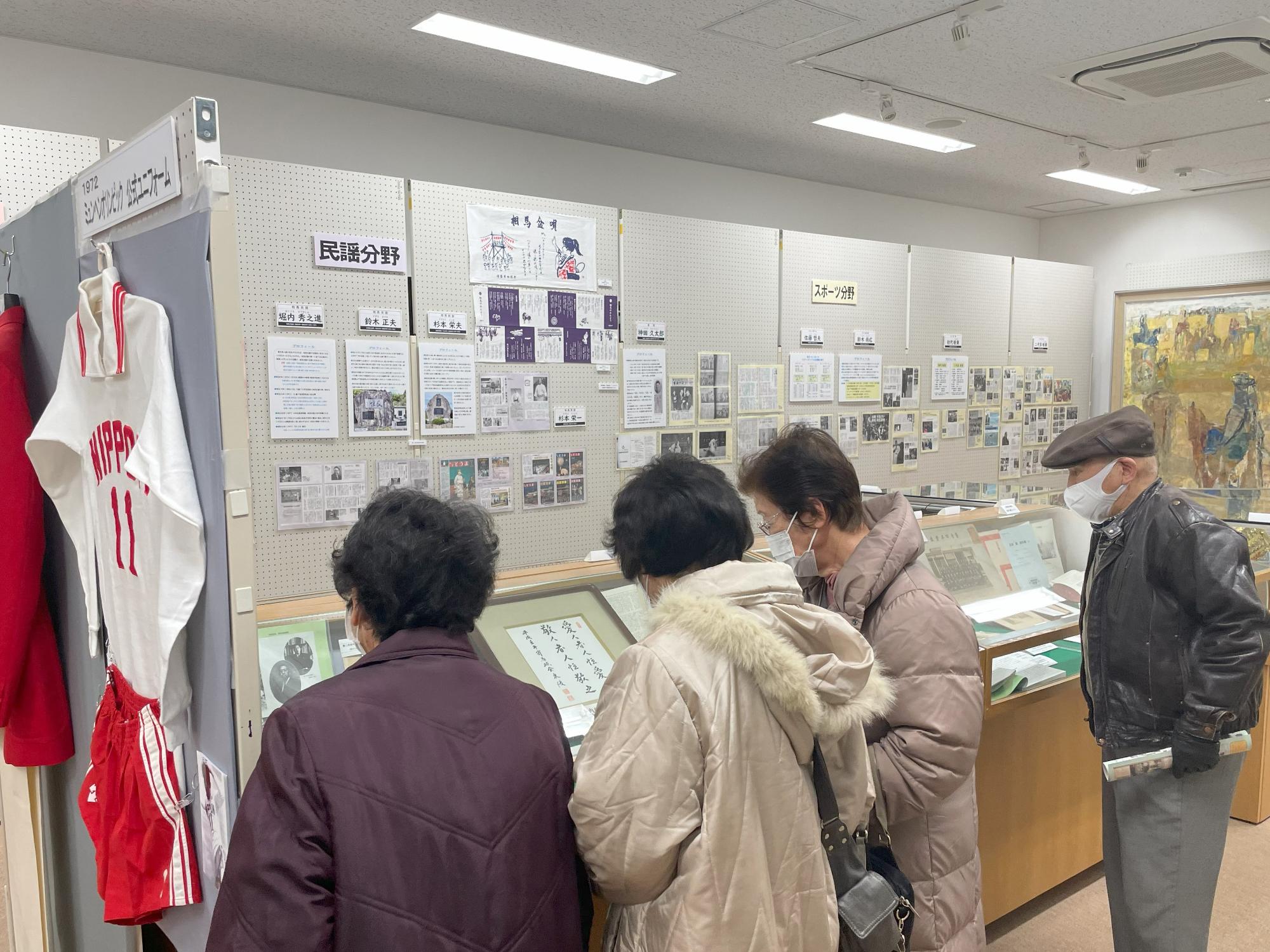 市歴史資料収蔵館企画展で熱心に作品などを鑑賞する市民らの様子