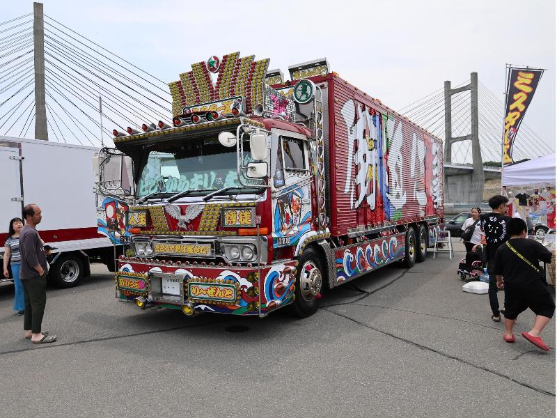 展示されたデコトラ