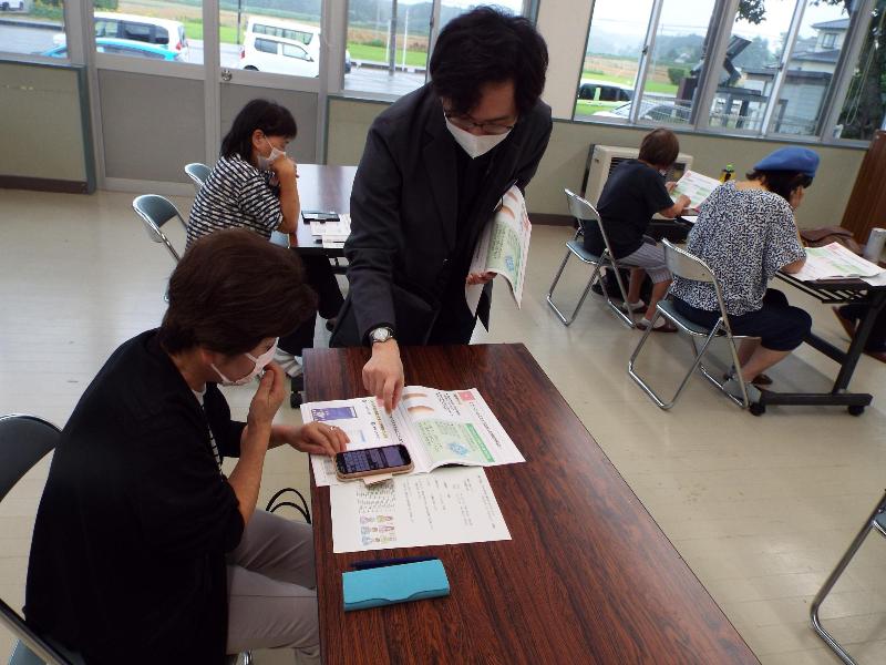 講師の指導を受ける生徒の様子