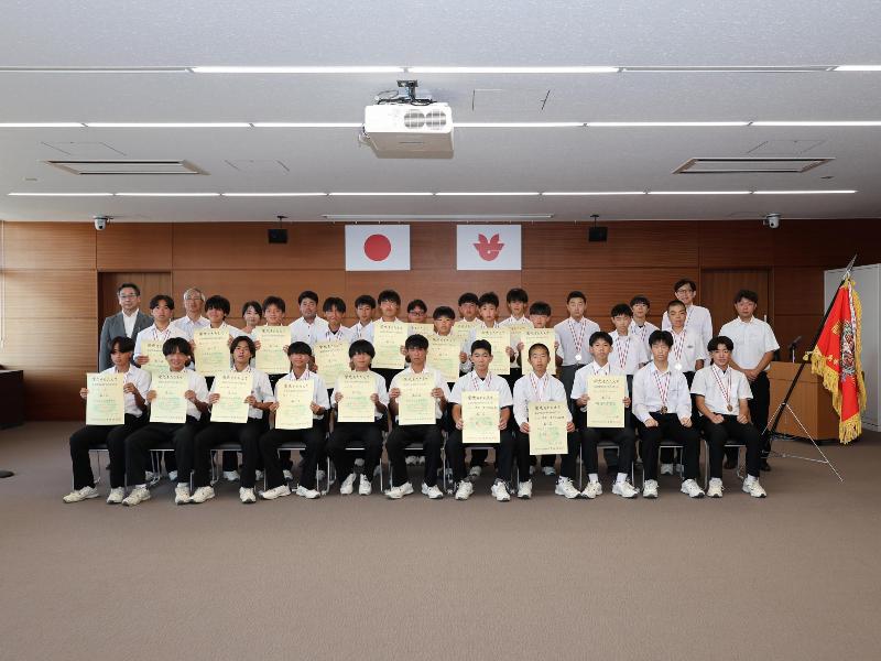 出場報告に訪れた選手らの集合写真