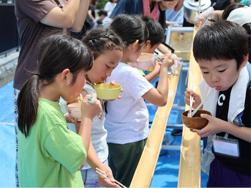 流しそうめんを楽しむ児童