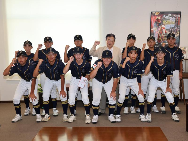 少年野球全国大会の出場を市長に報告し記念撮影をした様子