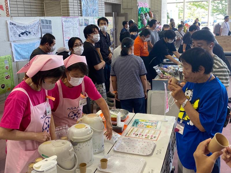 大勢の人でにぎわう様子