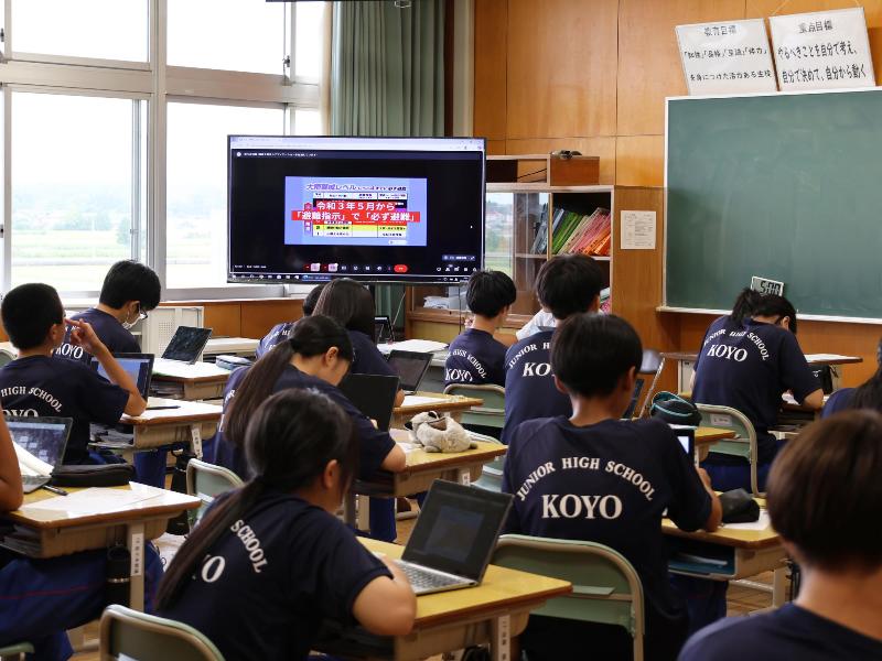 全校放送で水害から身を守る方法を学習する生徒らの様子