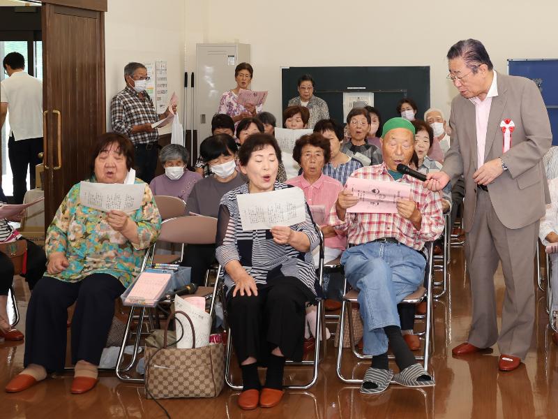 市長と共にカラオケを歌う磯部地区の高齢者ら