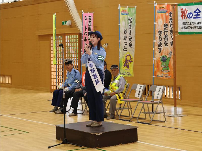 一日警察署長としてあいさつをする加藤さわさんの様子