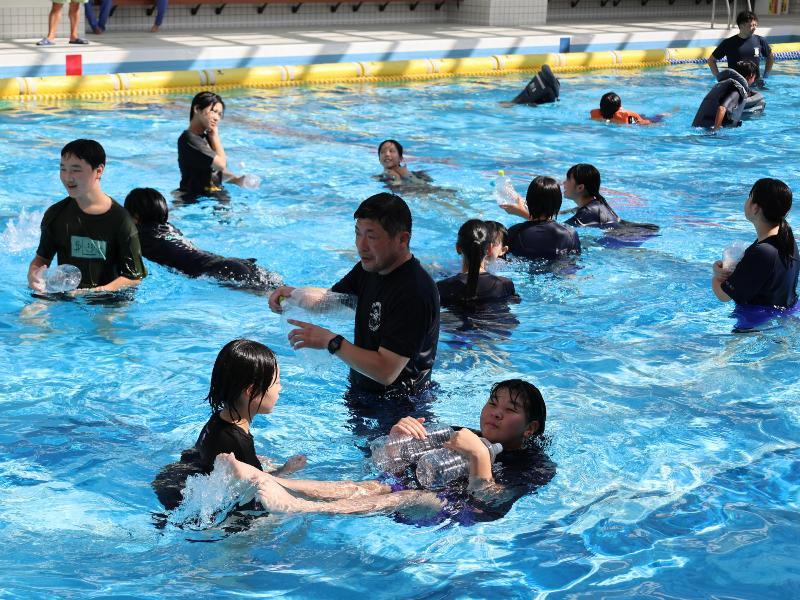 浮力体験をする生徒