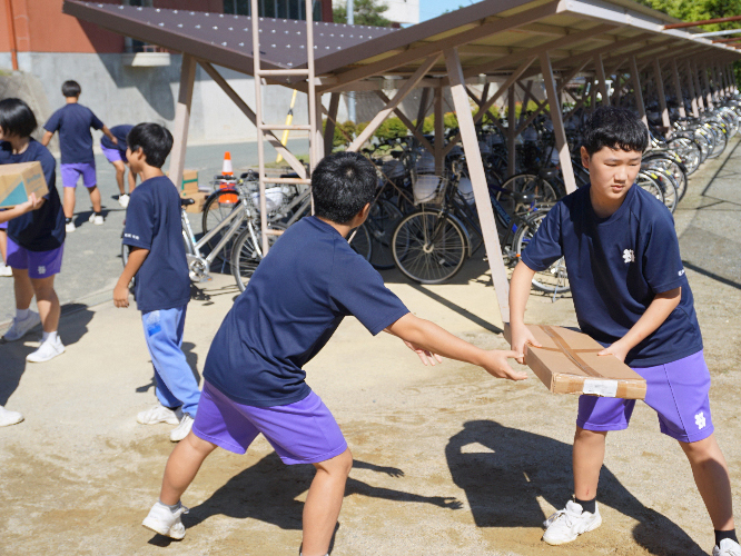 物資の運搬方法を学ぶ生徒