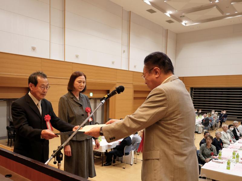 代表者に祝い状を手渡す様子