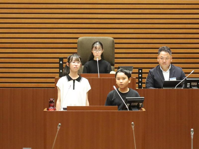 一般質問をする子ども議員