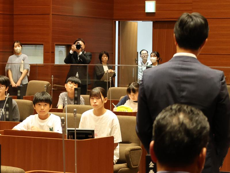執行部の答弁を聞く子ども議員