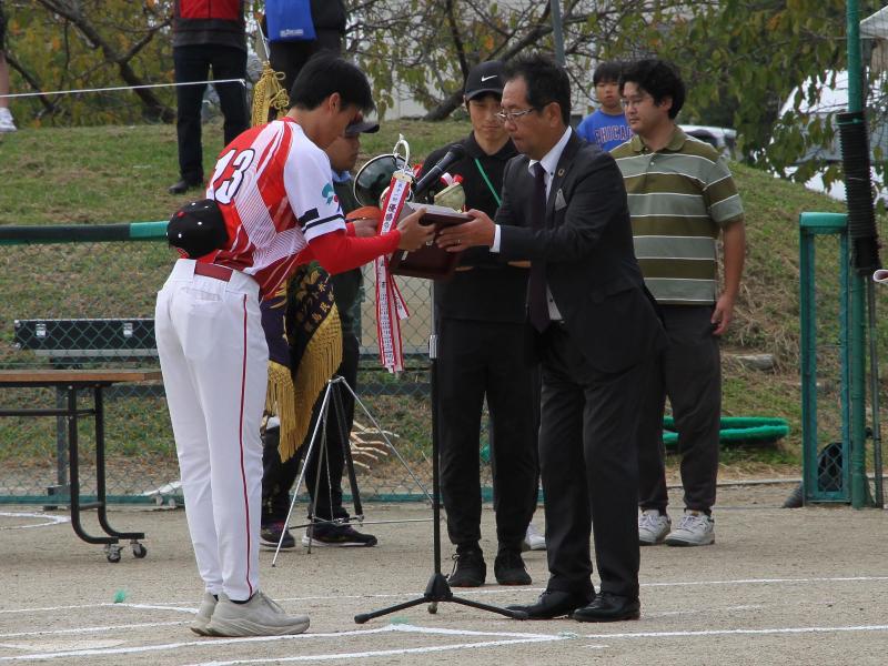 優勝カップ返還の様子