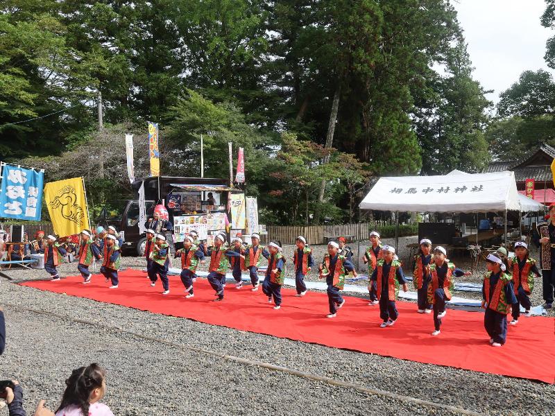 園児らによる演舞の様子