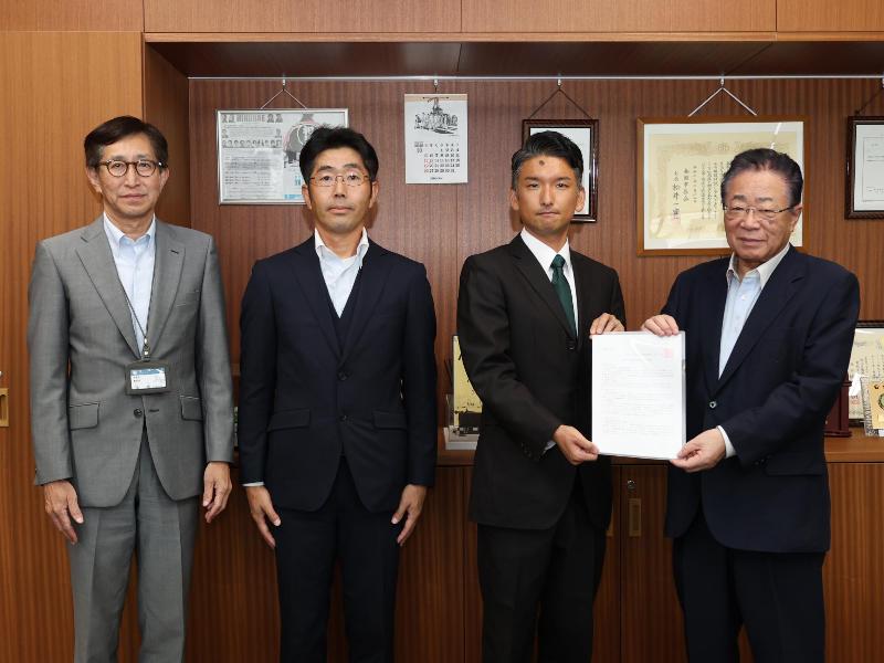 要望書を手渡す様子