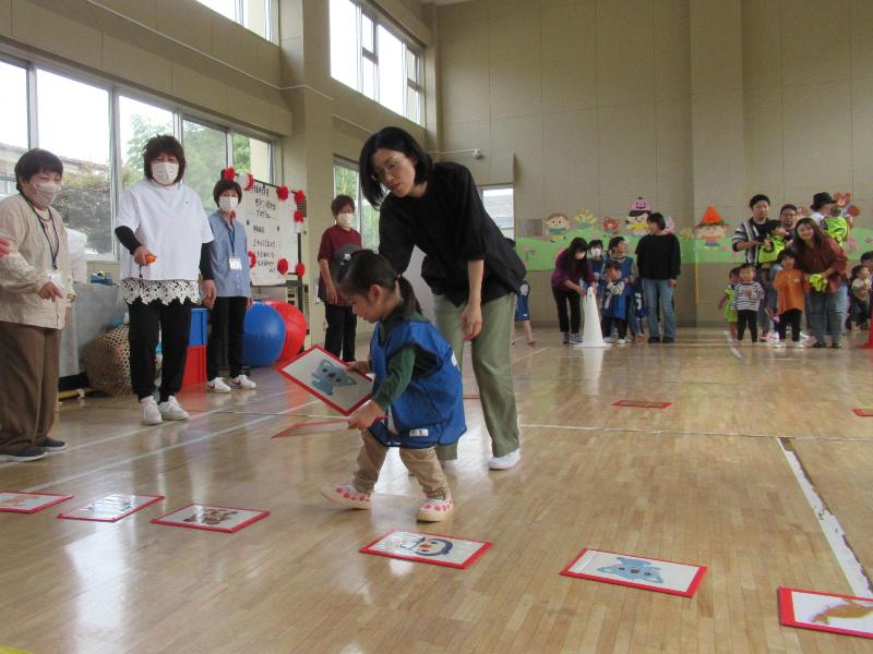 カード合わせをする親子