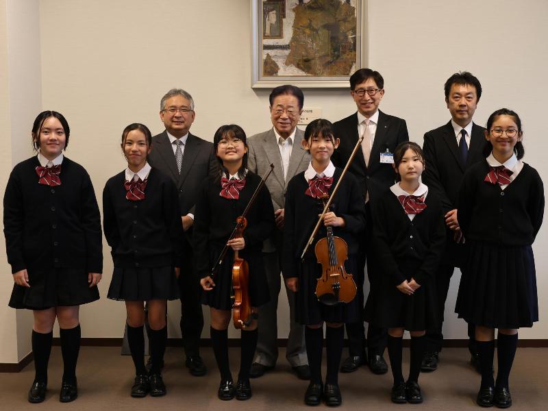 全国大会出場報告で、中村第一小学校器楽部が市長と集合写真を撮った様子