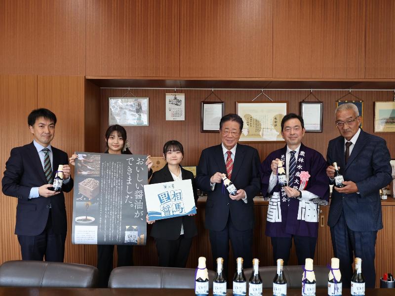 新しょうゆを披露する様子