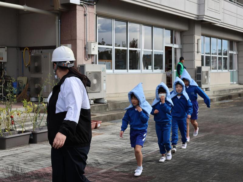 避難する児童の写真