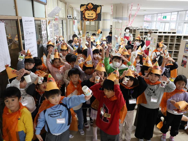 仮装して集合する児童の様子