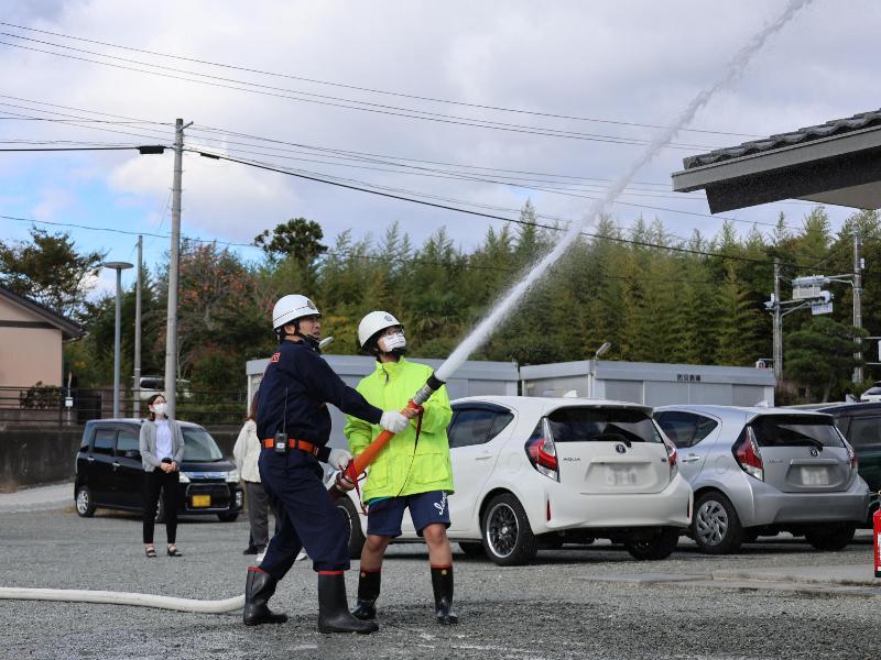 放水訓練を体験する生徒