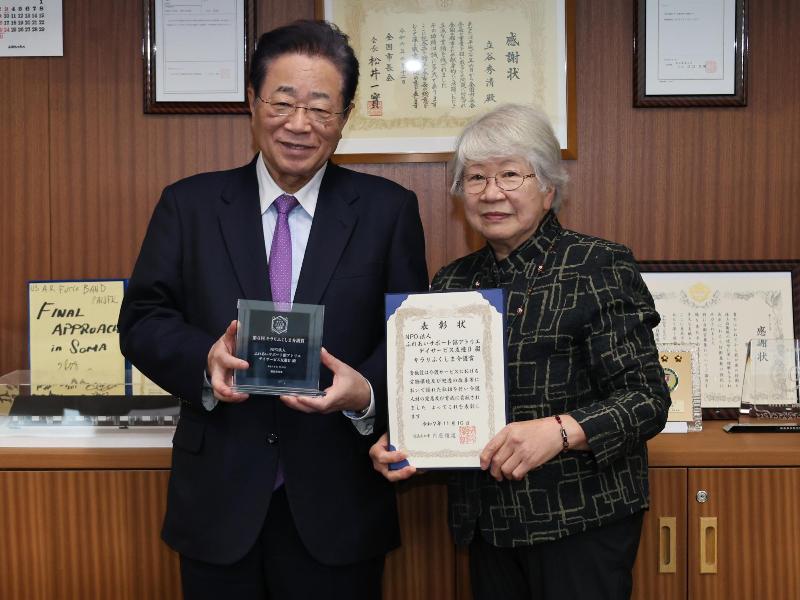 受賞報告の様子