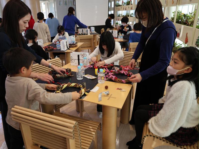 クリスマスの飾りを作る子どもたちの様子