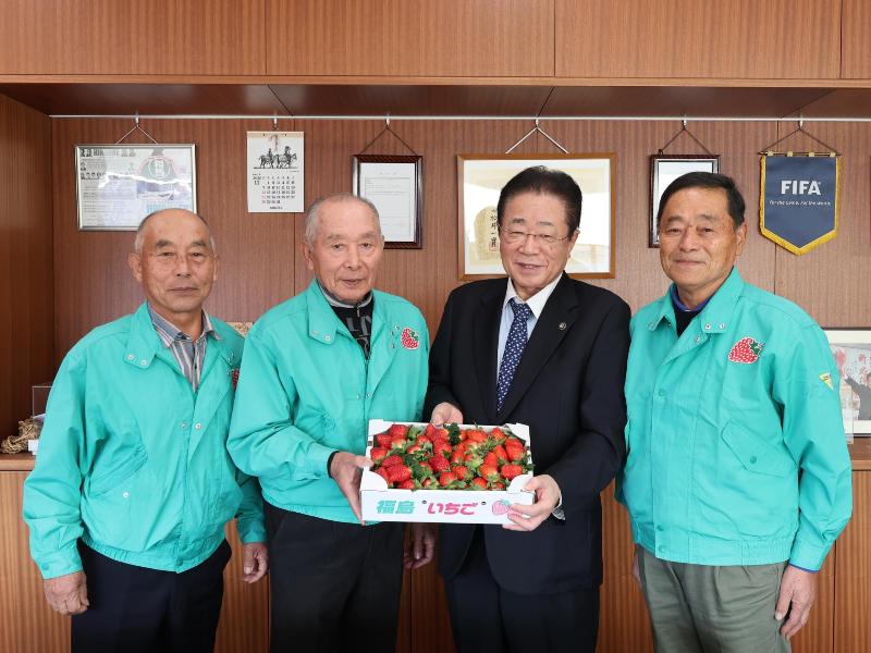 イチゴを贈呈する様子