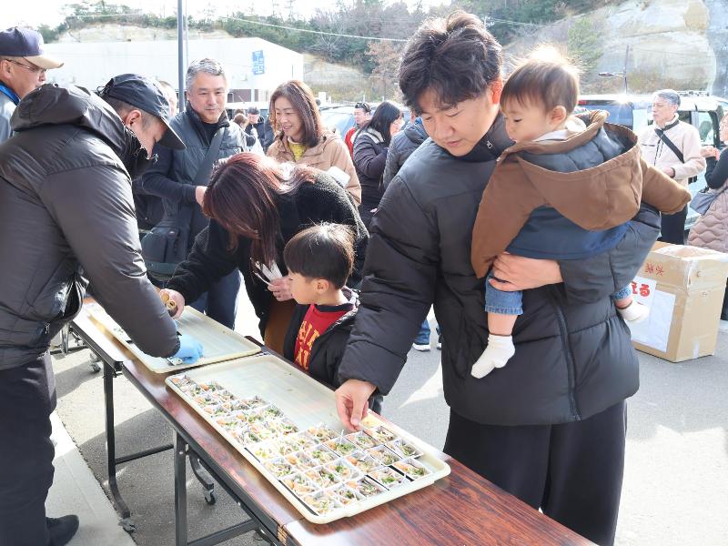 福とらてっさの振る舞いの様子