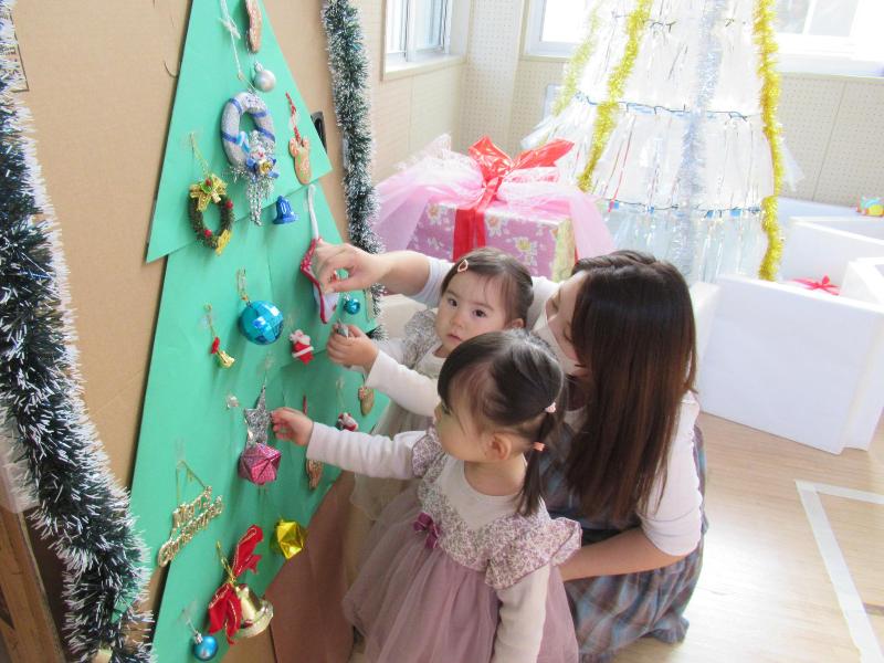 クリスマスを楽しむ親子の様子