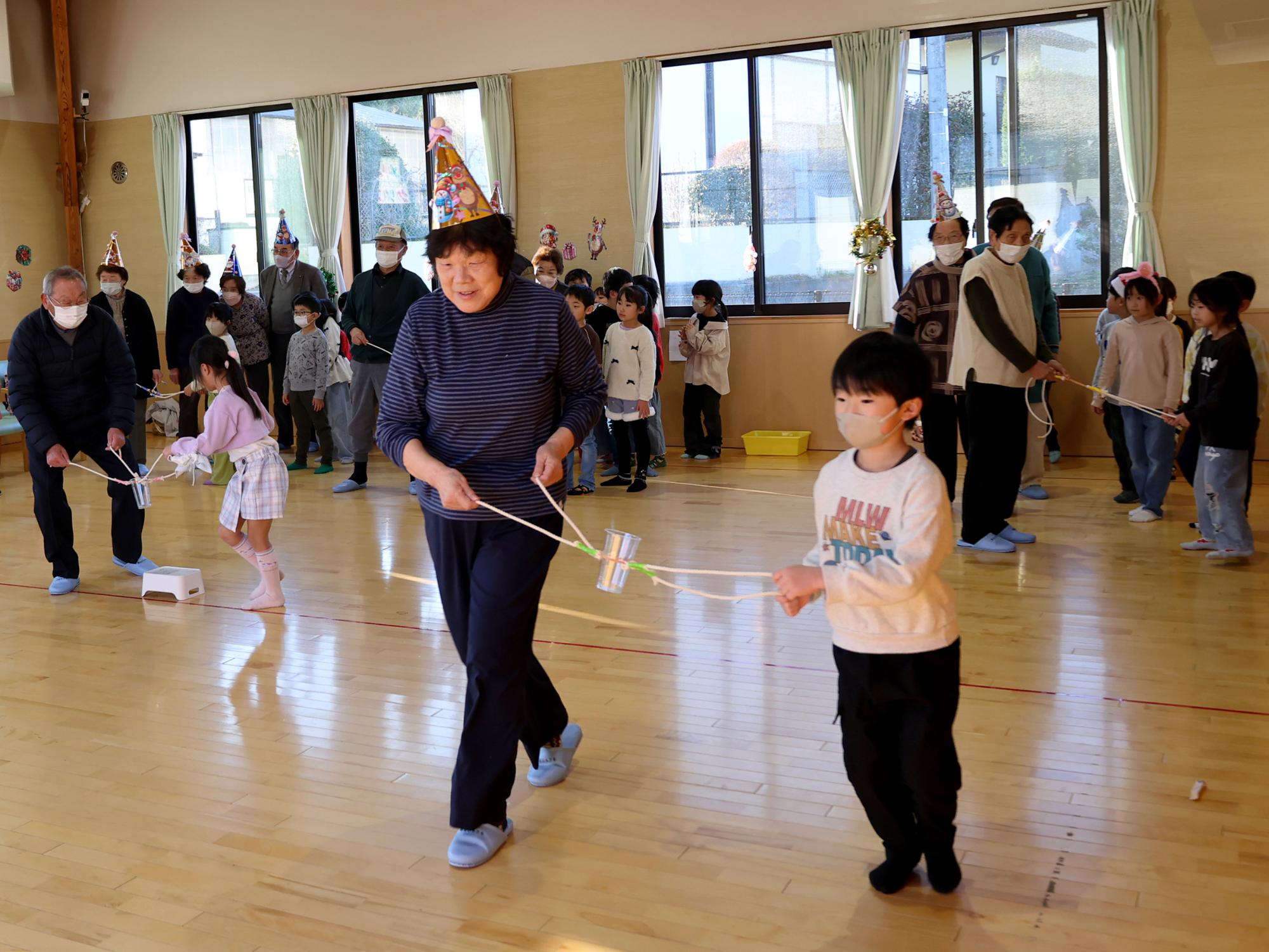 協力してカップを運ぶ様子