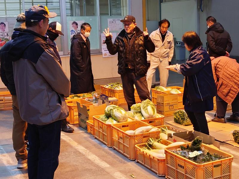 青果初競りの様子