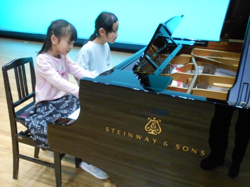 ピアノを演奏する様子