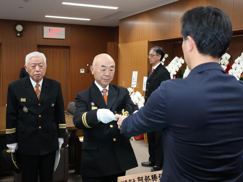 新団長への辞令交付