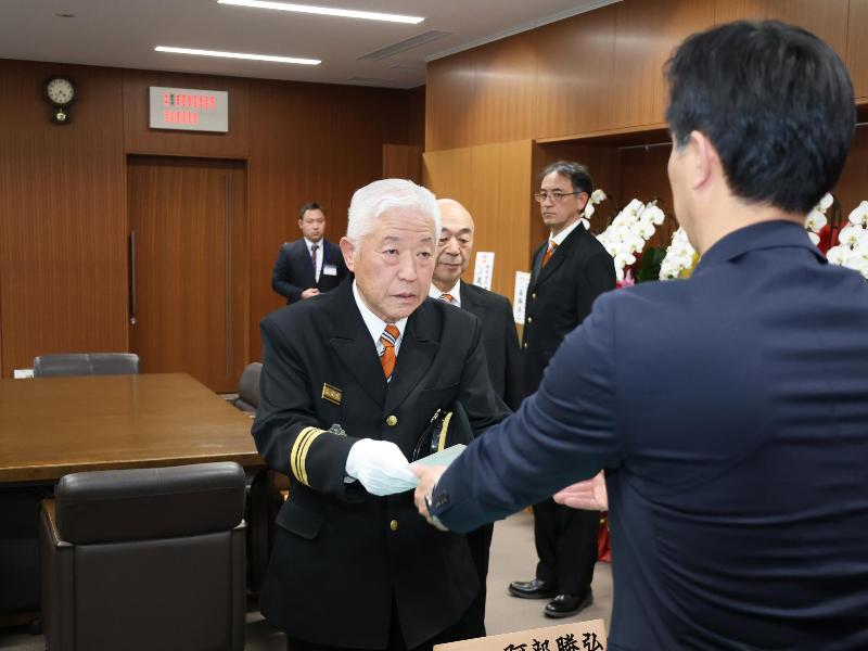 前団長への辞令交付