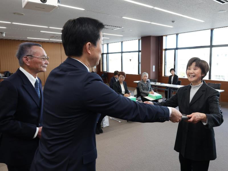 感謝状を手渡す様子