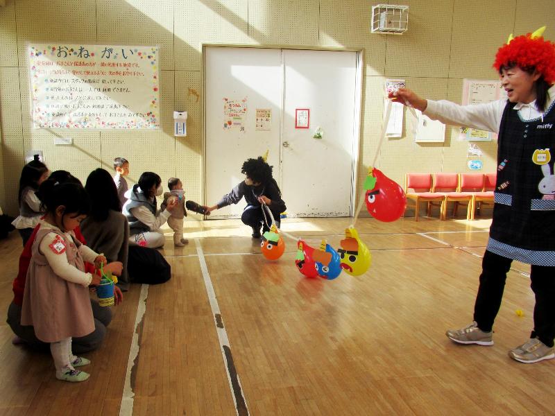 豆まきを楽しむ親子