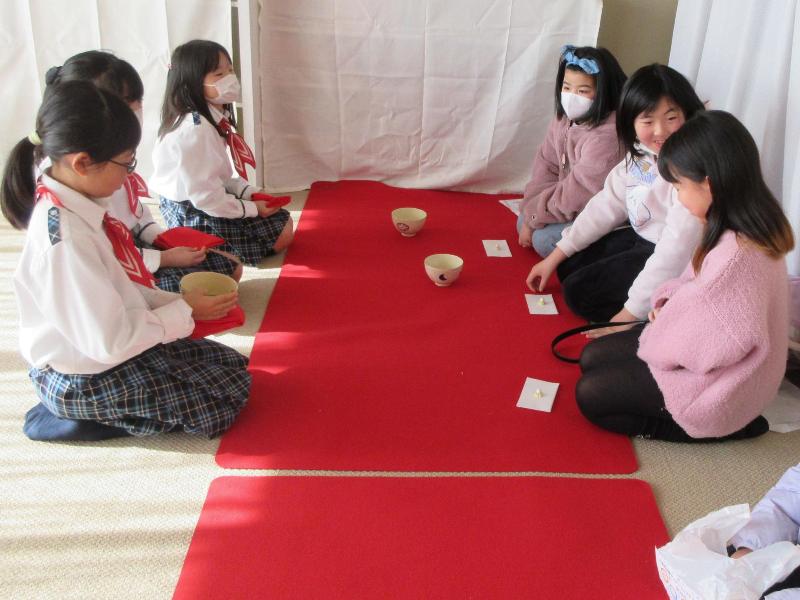 新春お茶会で抹茶を提供する様子