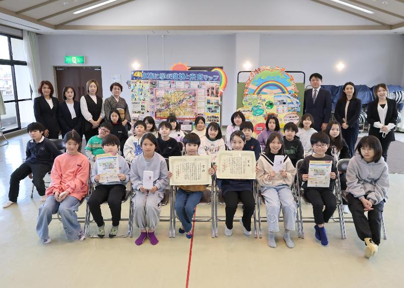 受賞した児童と防災マップ