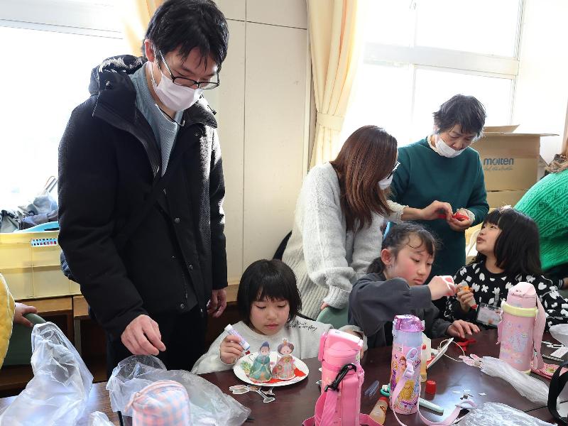 ひなかざり作りをする児童と保護者